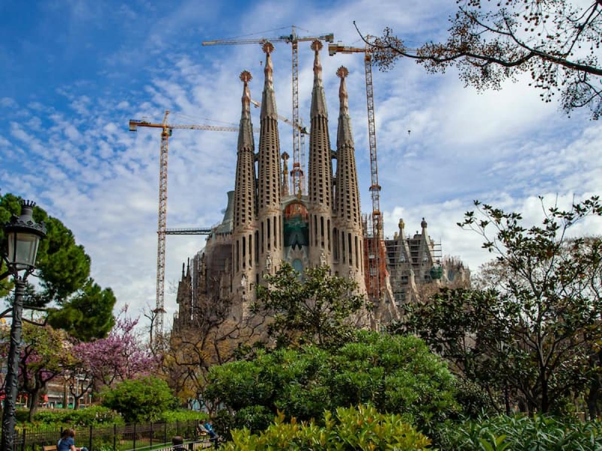 La Sagrada Família il·lumina la façana per Nadal 2024