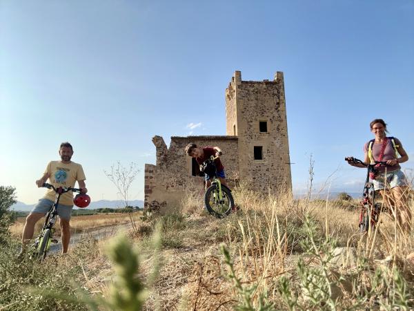 A la Torre que vienen los Piratas: una ruta en bici desde el Camping Ecológico de Vinyols