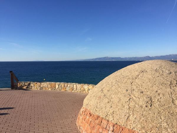 Camí de ronda fins al far de Cap Salou